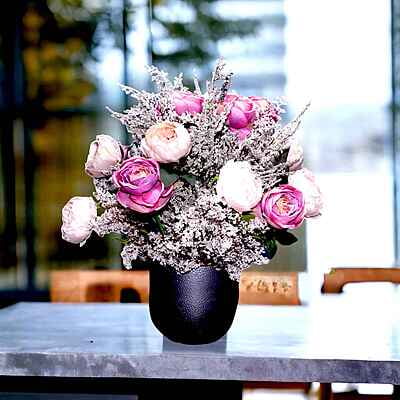 Aranjament din flori artificiale Armonie | Trandafiri si Bujori real touch | Bijuterie quartz roz, cristale argintii | AF0054