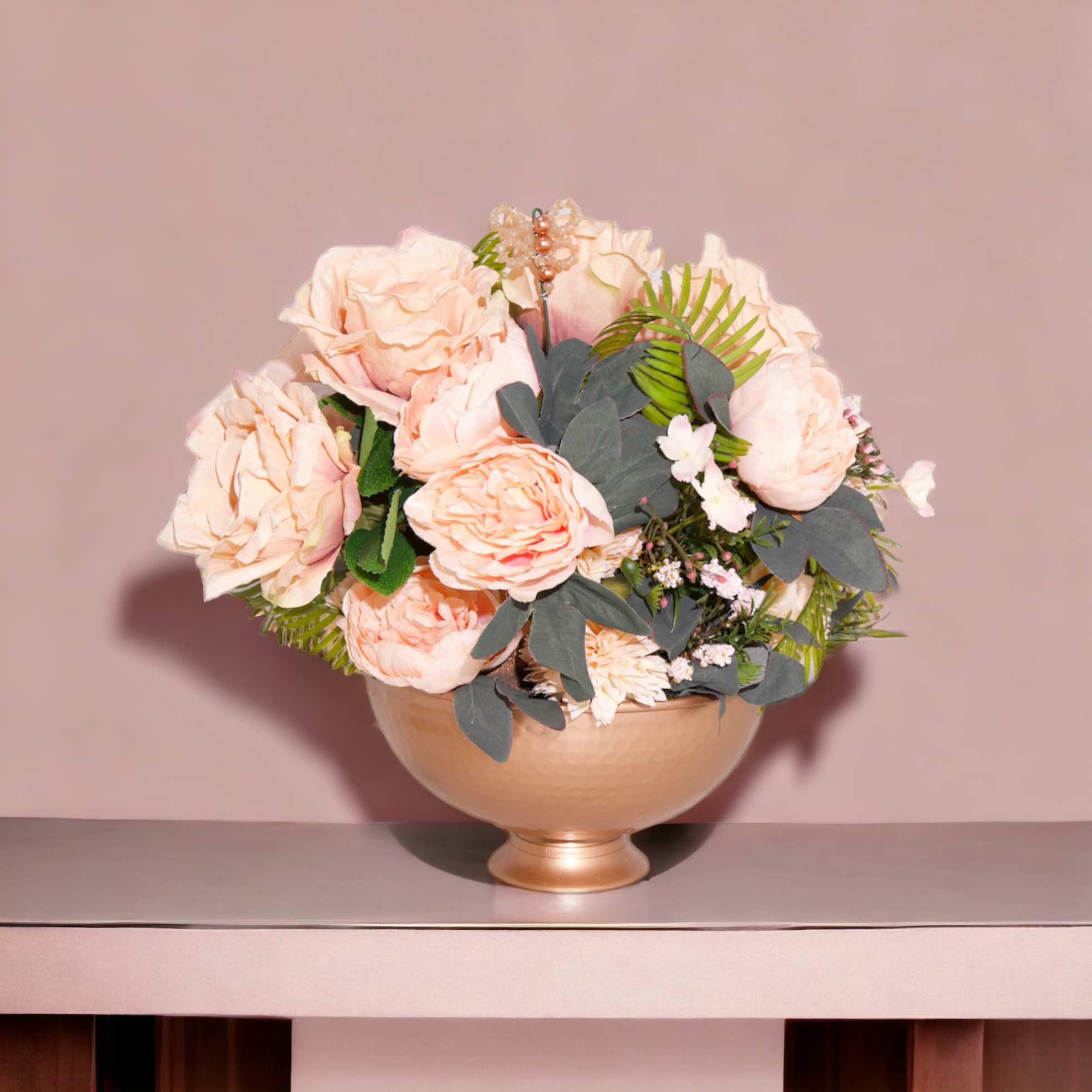 Aranjament din flori artificiale Dinamic | Trandafiri si Bujori real touch | Bijuterie perla aramie, cristale crem metalizat | AF0128