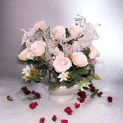 Aranjament din flori artificiale Senzualitate | Trandafiri real touch | Bijuterie perle aramii, cristale fumurii | AF0105