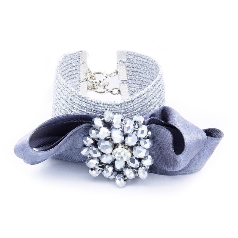 Bratara cu funda din mătase gri | Cristale argintii de 6mm și stras în centru de 8mm | Inchizatoare toggle din metal argintie | Handmade | Forma plata argintiu cu glitter | BR0095 Bratara cu funda din mătase gri | Cristale argintii de 6mm și stras în centru de 8mm | Inchizatoare toggle din metal argintie | Handmade | Forma plata argintiu cu glitter | BR0095