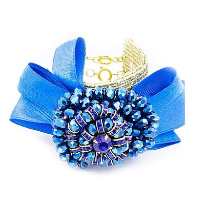 Bratara cu funda din mătase albastra | Cristale albastre fațetate de 8mm și strasuri aurii cu albastru | Inchizatoare toggle din metal aurie | Handmade | Forma plata aurie cu glitter | BR0096