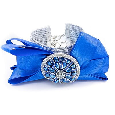 Bratara cu funda din mătase | Cristale argintii și strasuri albastre în centru | Strasuri argintiu | Inchizatoare toggle din metal argintie | Handmade | Forma plata argintie cu glitter | BR0098