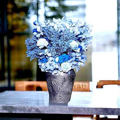 Aranjament din flori artificiale Prosperity | Trandafiri real touch | Bijuterie Lapislazuli, cristale albastre | AF0133